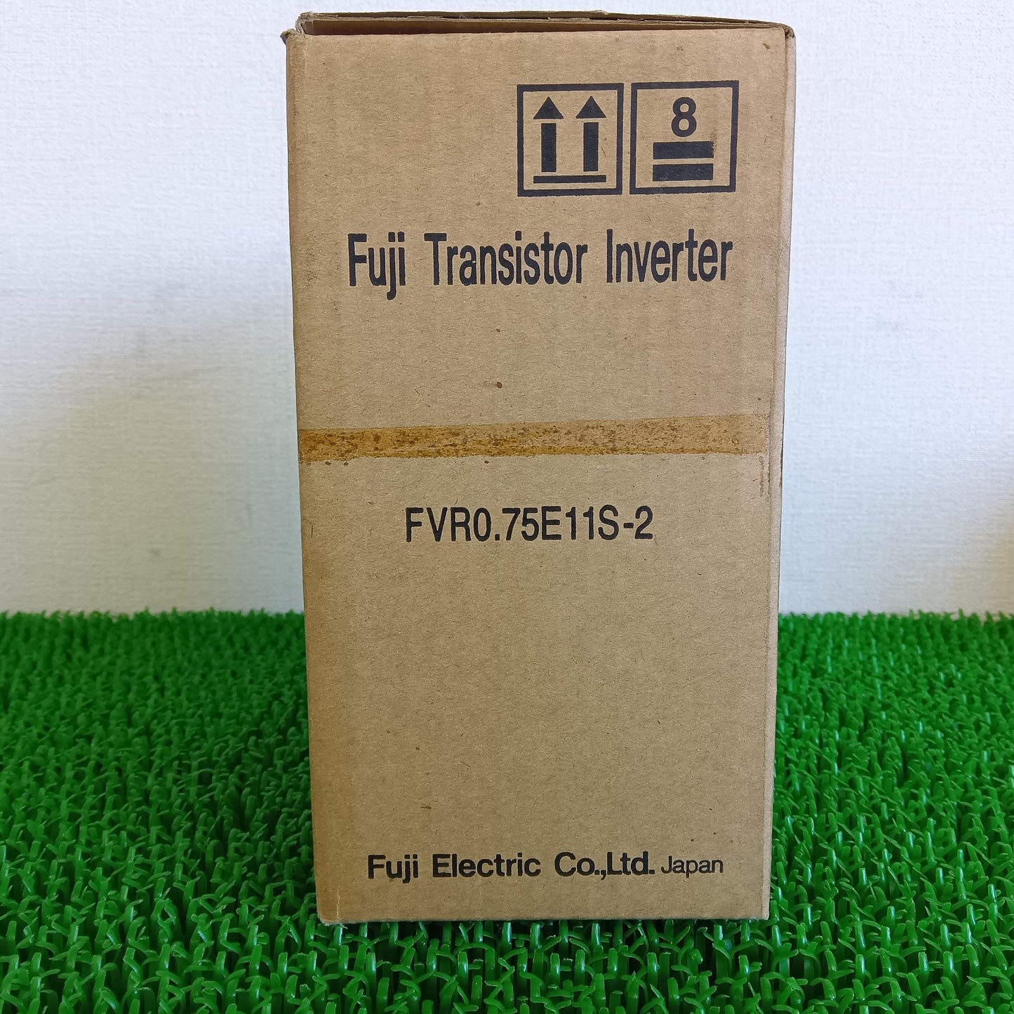 富士電機 FVR0.75E11S-2 インバーター 箱汚れあり