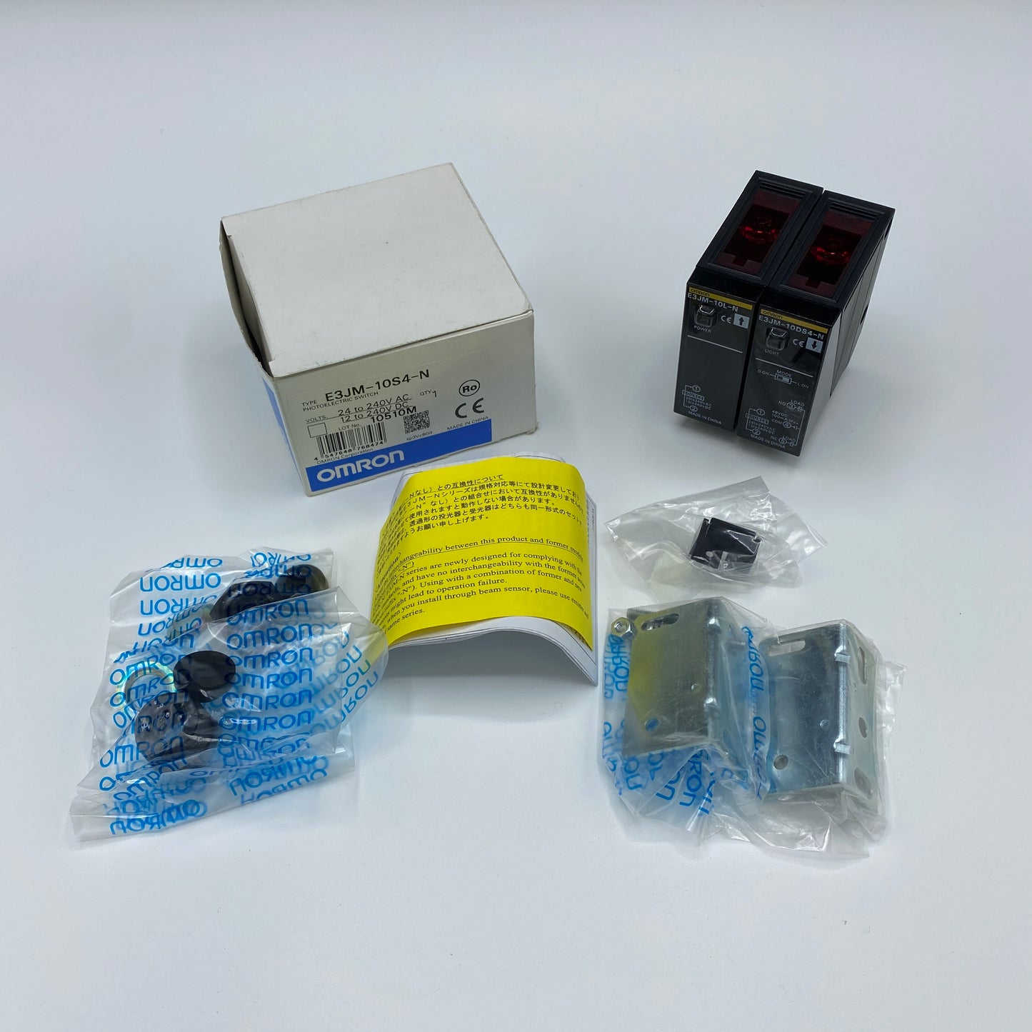 オムロン E3JM-10S4-N AC/DC電源フリータイプ 光電センサ(透過形)| 八雲機械工具