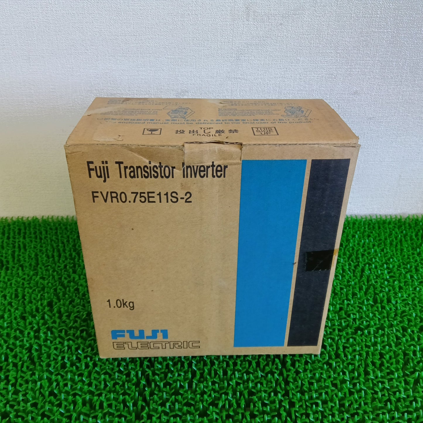富士電機 FVR0.75E11S-2 インバーター 箱汚れあり