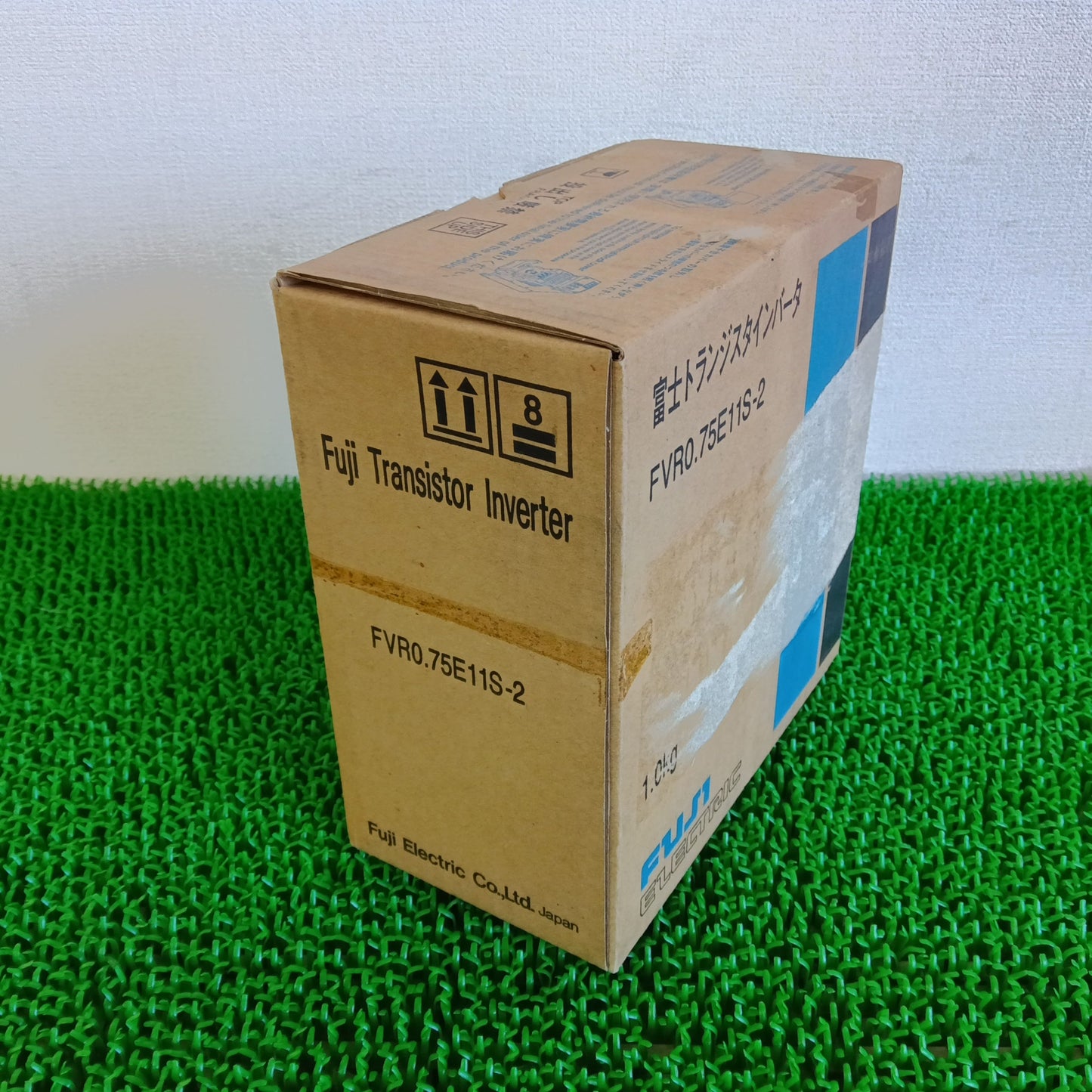 富士電機 FVR0.75E11S-2 インバーター 箱汚れあり