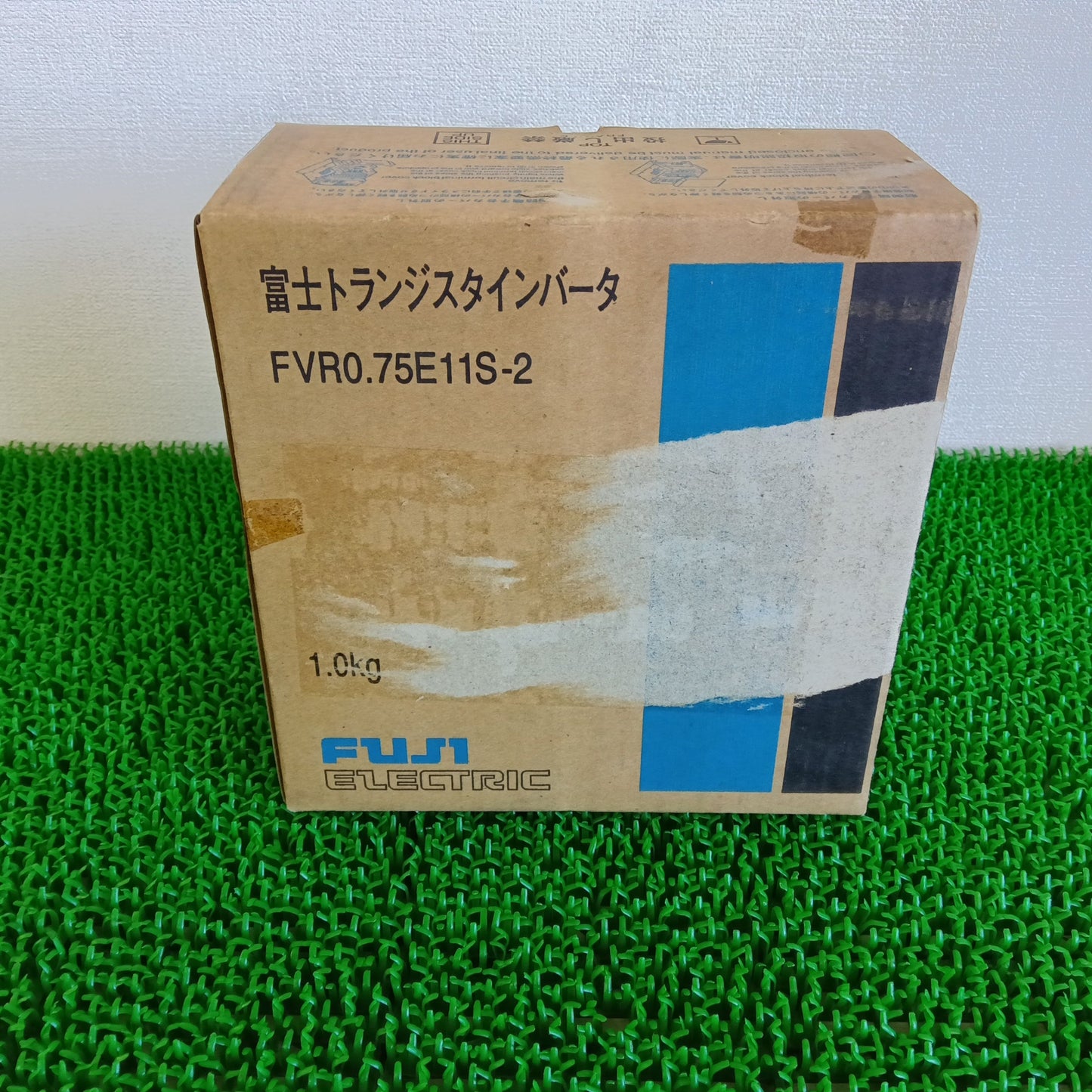 富士電機 FVR0.75E11S-2 インバーター 箱汚れあり