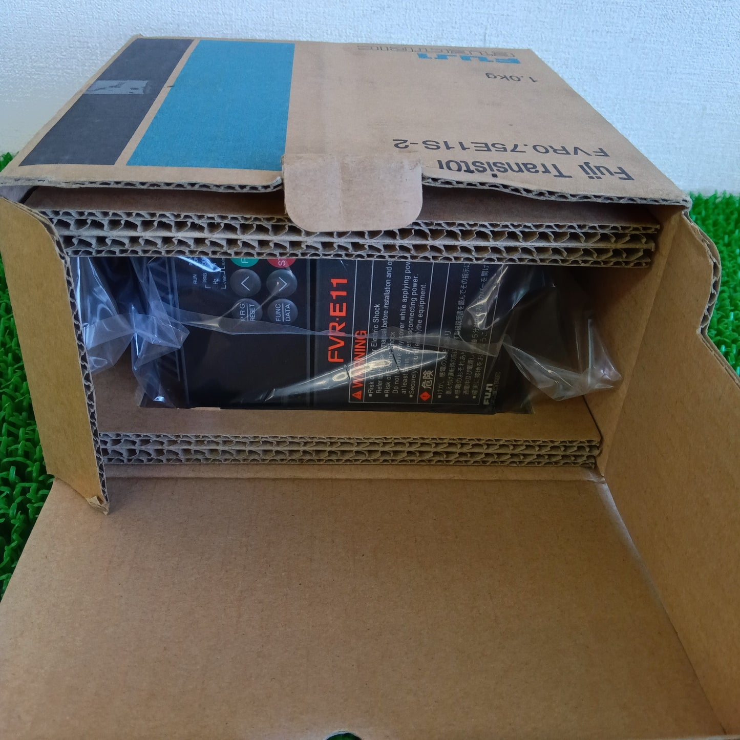 富士電機 FVR0.75E11S-2 インバーター 箱汚れあり