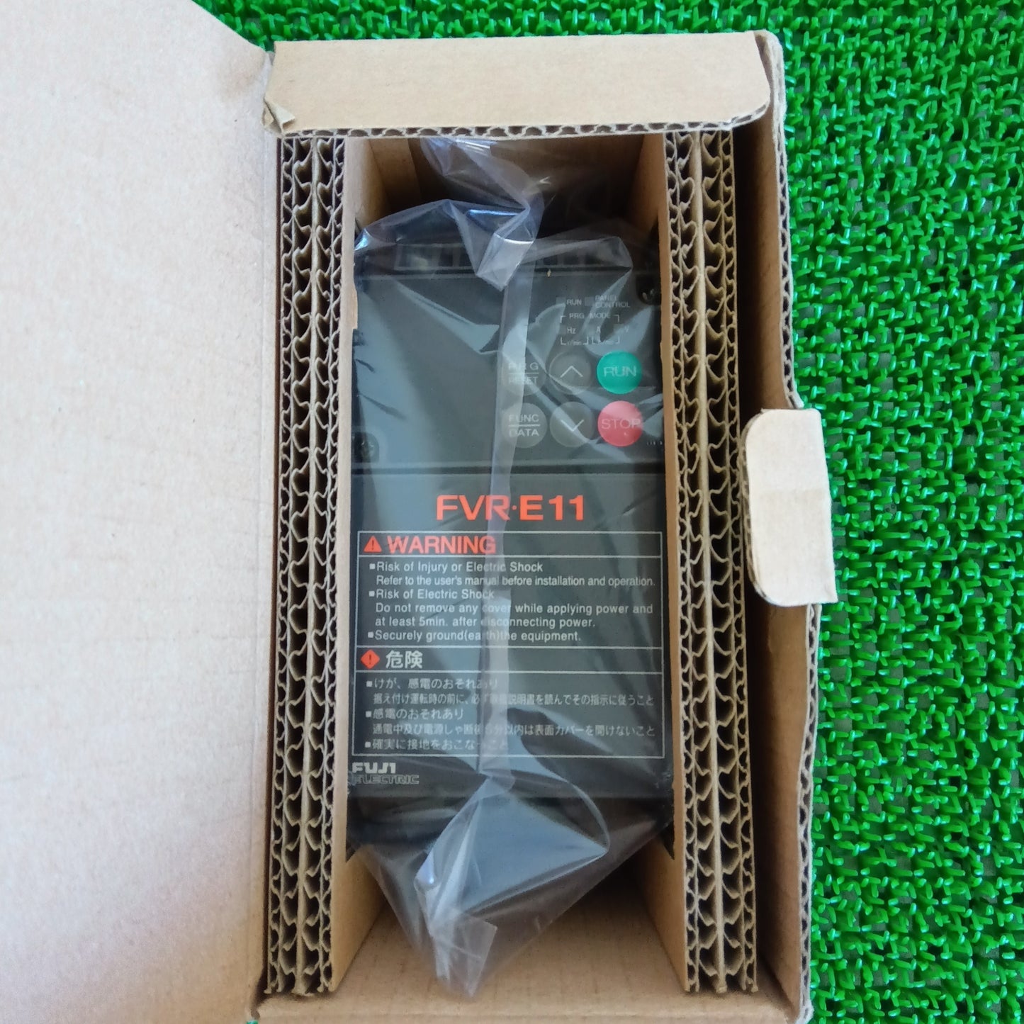 富士電機 FVR0.75E11S-2 インバーター 箱汚れあり