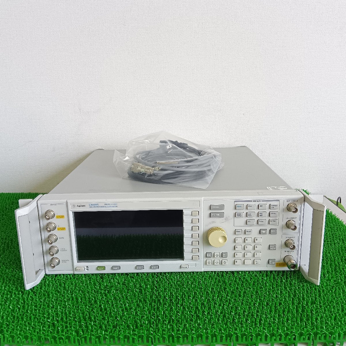 アジレント Agilent E4438C 信号発生器 中古 通電確認 | 八雲機械工具